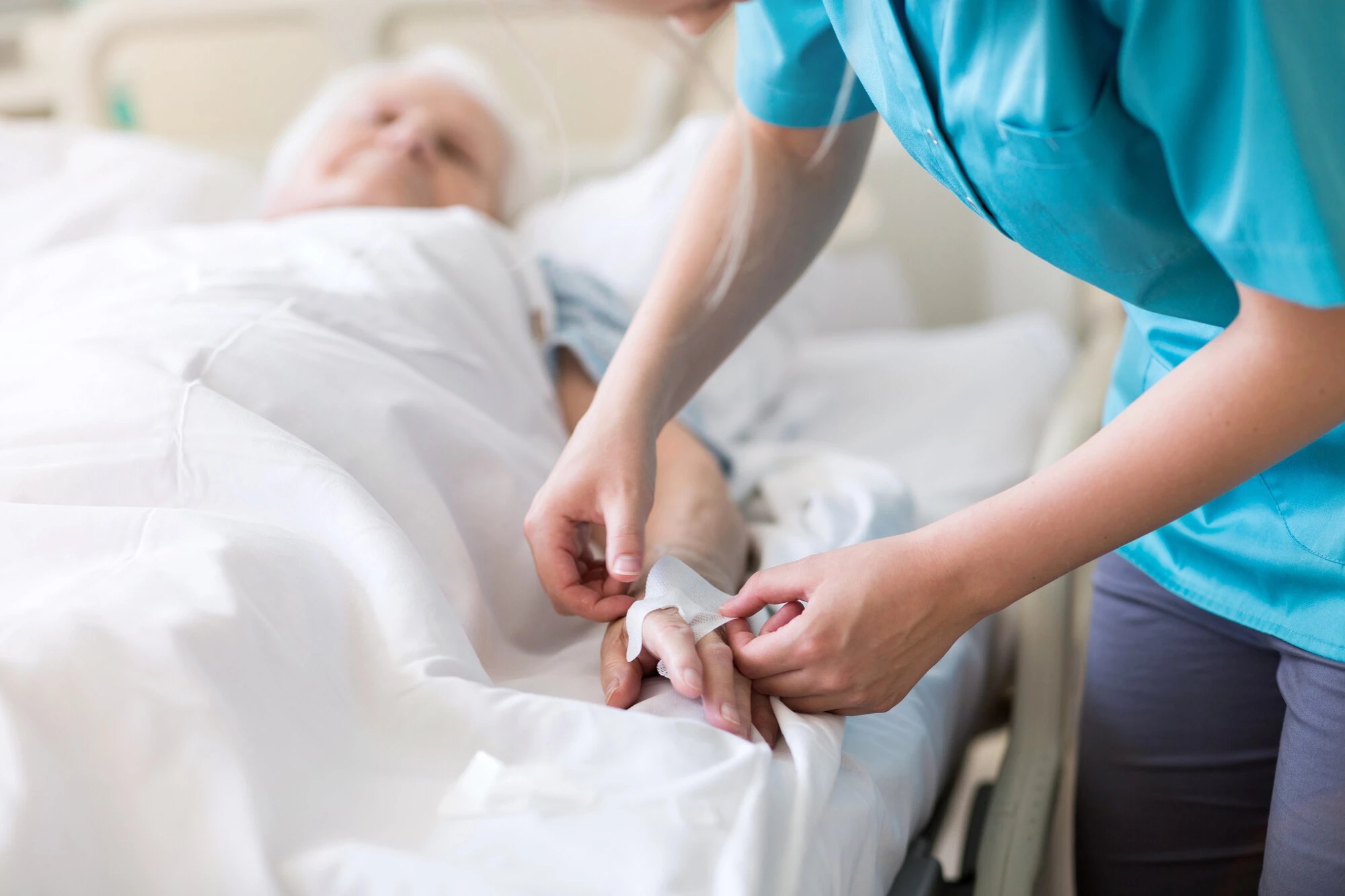 Operatrice sanitaria assiste una paziente durante la terapia